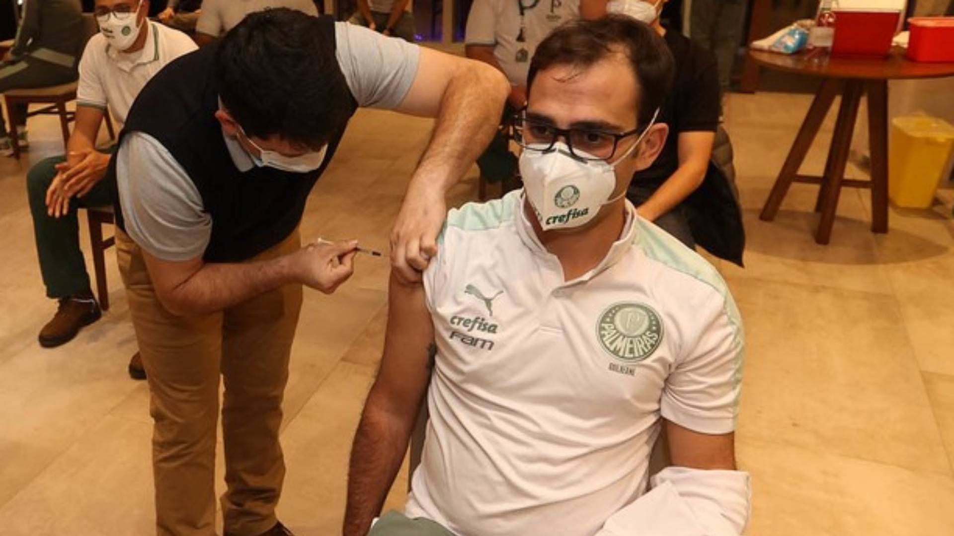 Guilherme Lipi tomando vacina 01/11/2021
