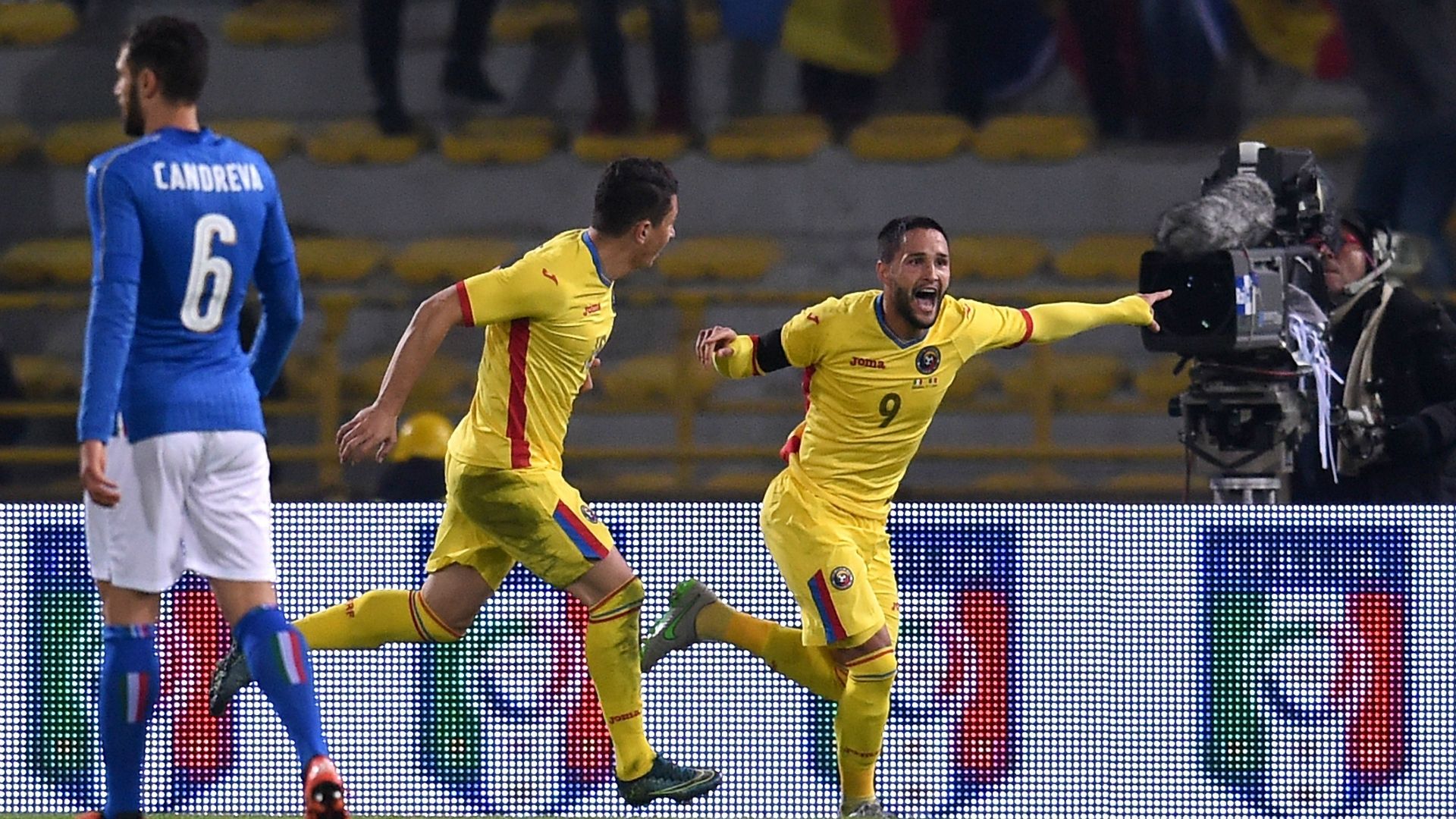 Andone celebrates his scoring Italy Romania 17112015