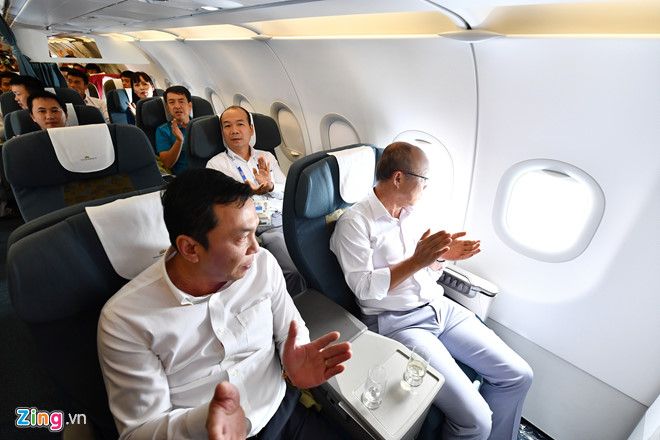 Olympic Việt Nam hát trên máy bay 2