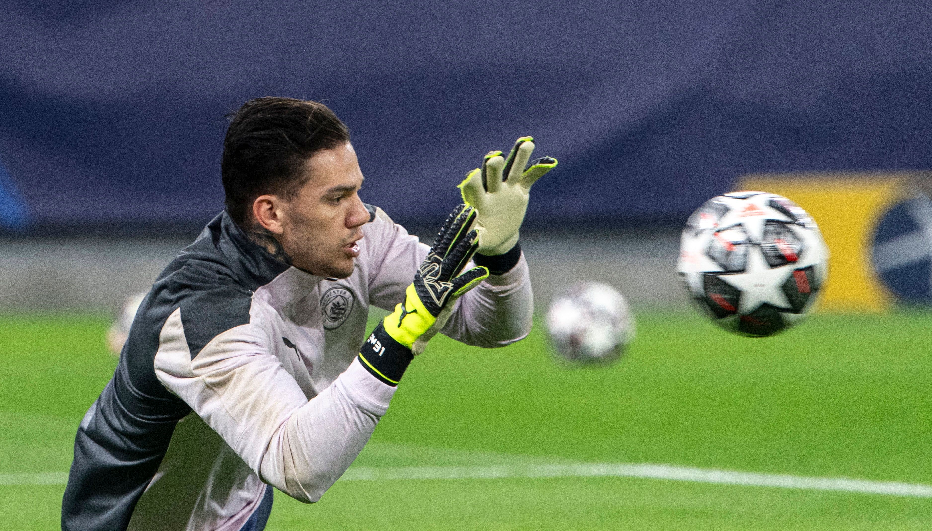 Ederson Moraes, a Manchester City kapusa bemelegít