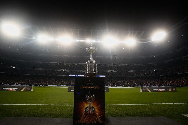 Imagem da taça da Libertadores no estádio Santiago Bernabéu