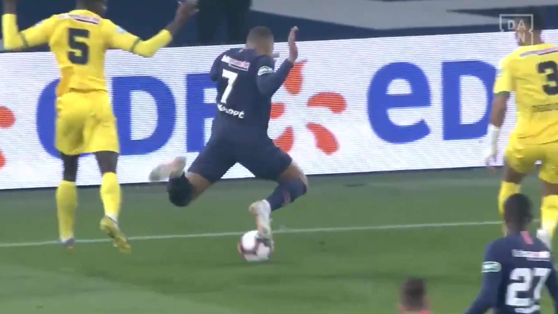 Kylian Mbappe PSG Nantes Dive