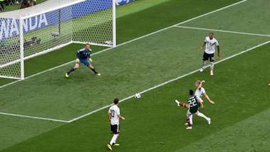 2019-02-07 2018 Hirving Lozano