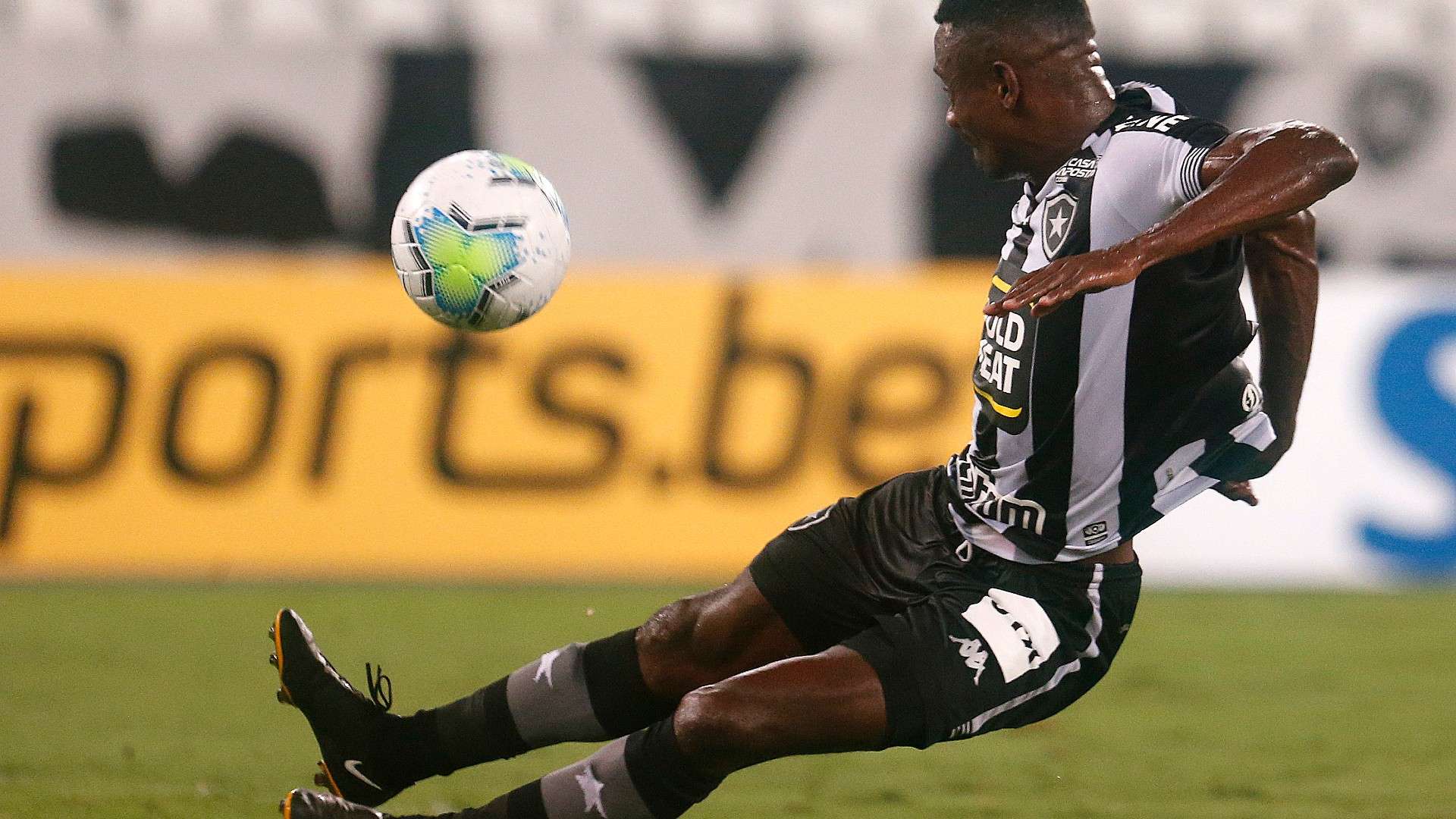 Salomon Kalou Botafogo Athletico-PR Brasileirão 06 01 2021