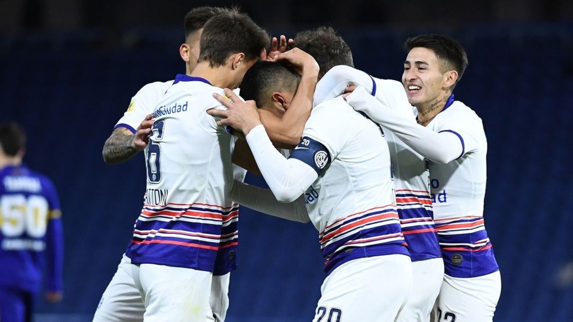 Jugadores de San Lorenzo celebran un gol en el Torneo LPF 2021