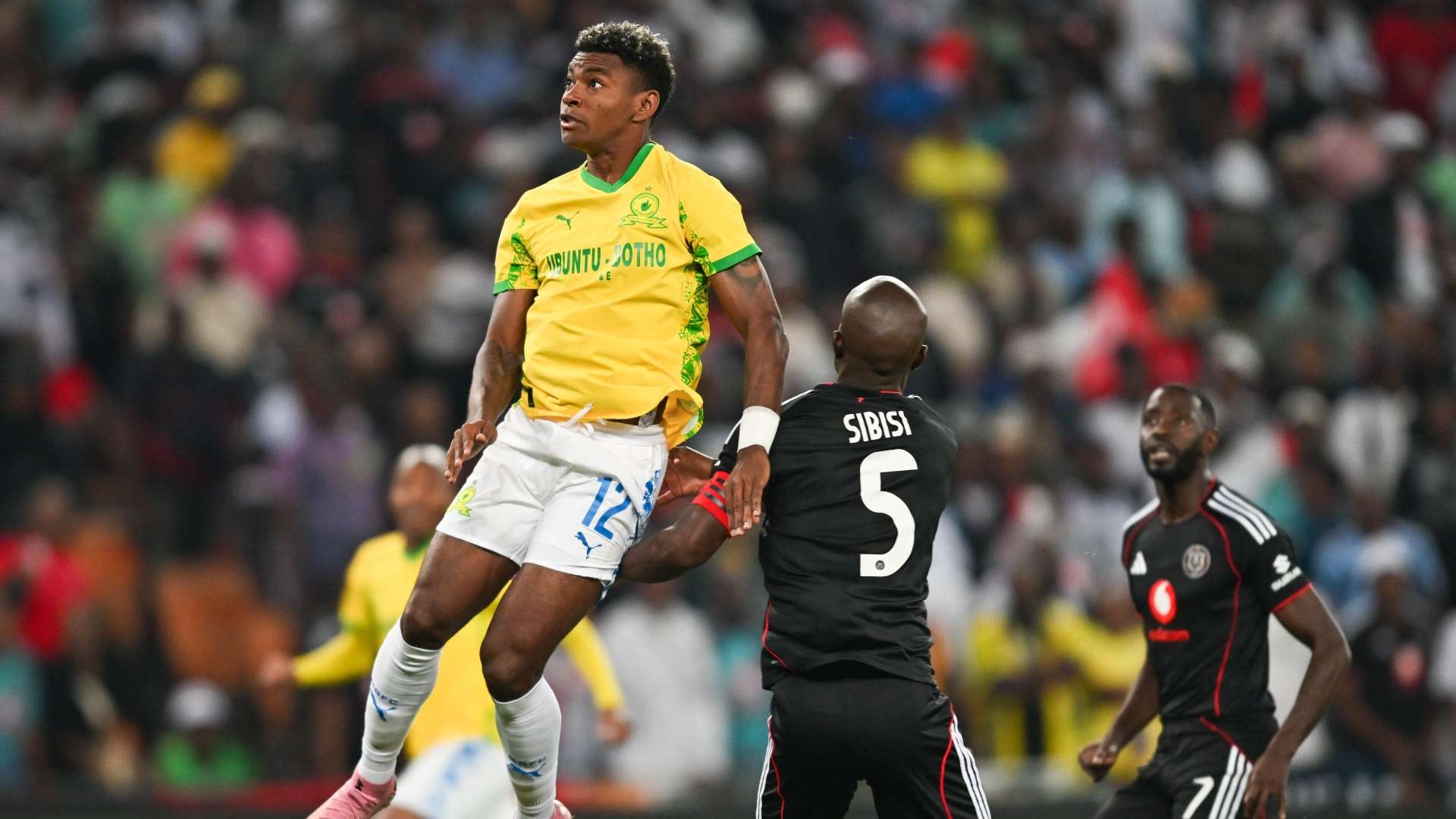 Brayan Leon and Nkosinathi Sibisi, Orlando Pirates vs Mamelodi Sundowns