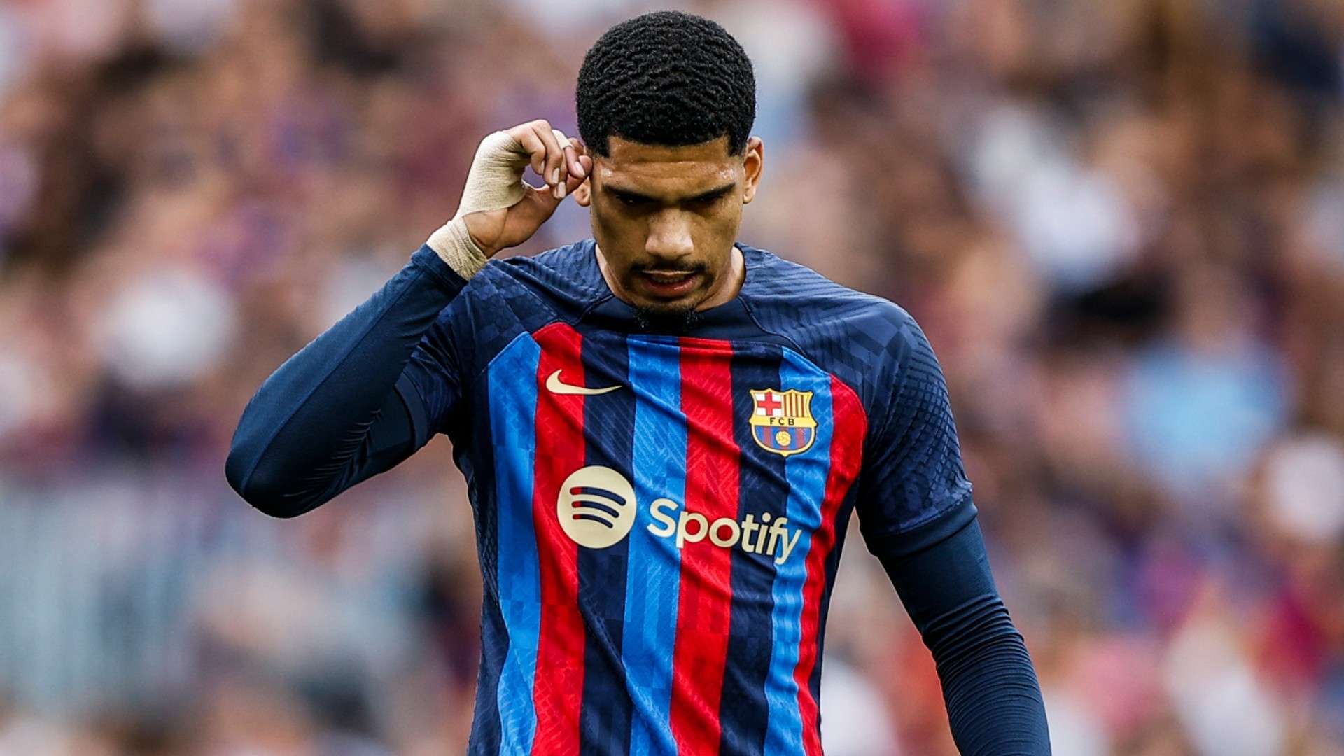 Membutuhkan Uang, Barcelona Rela Jual Ronald Araujo Pada Bursa Transfer Musim Panas