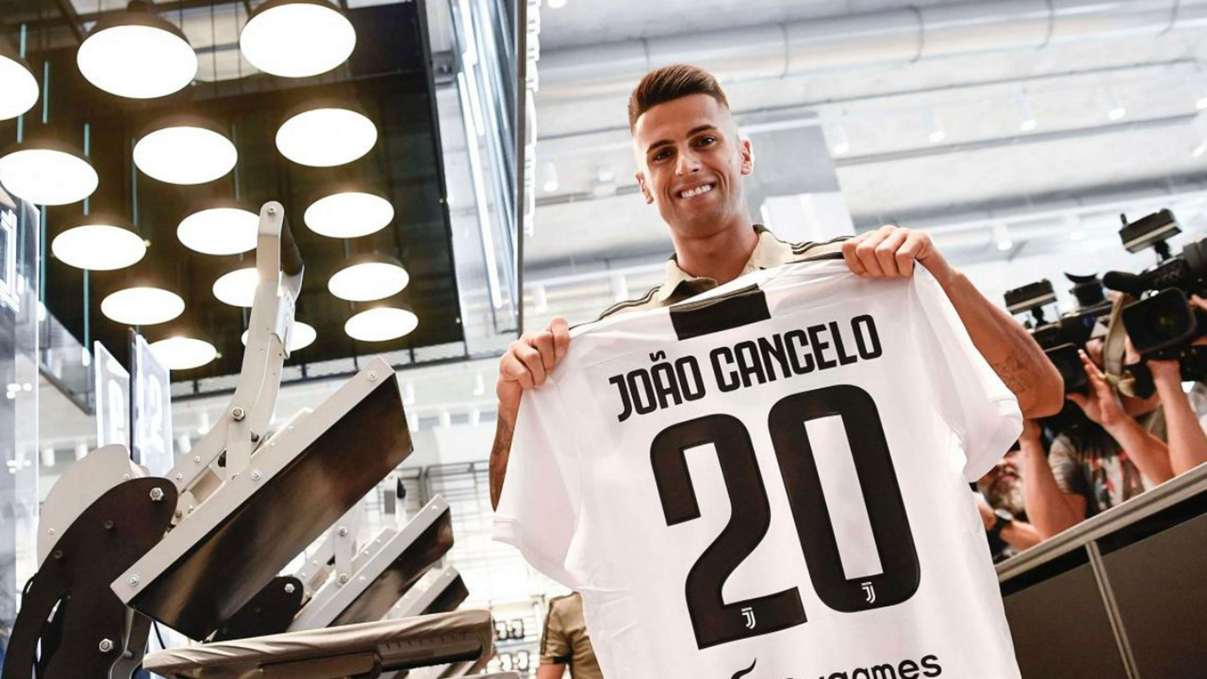 Joao Cancelo Juventus presentation 12072018