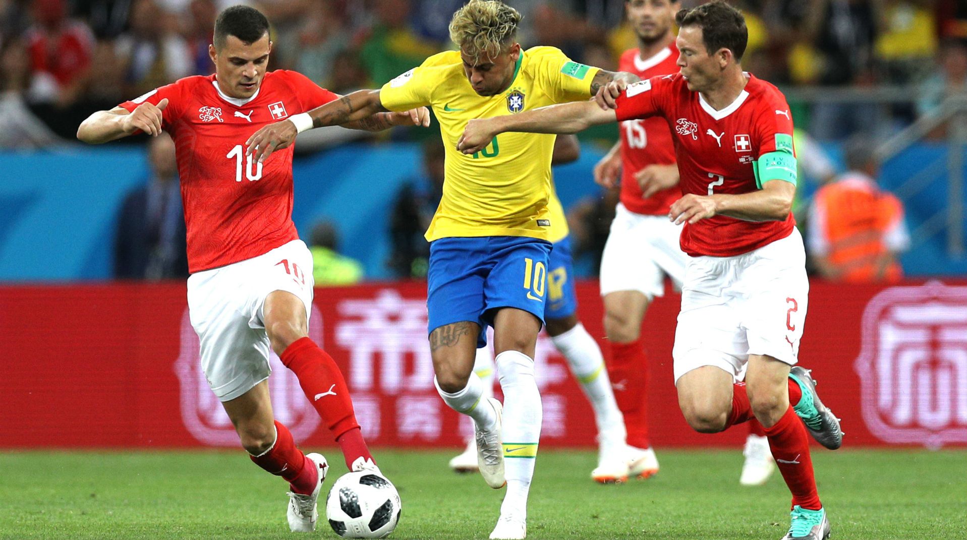170618 Neymar - Stephan Lichtsteiner - Granit Xhaka - Suiza vs Brasil