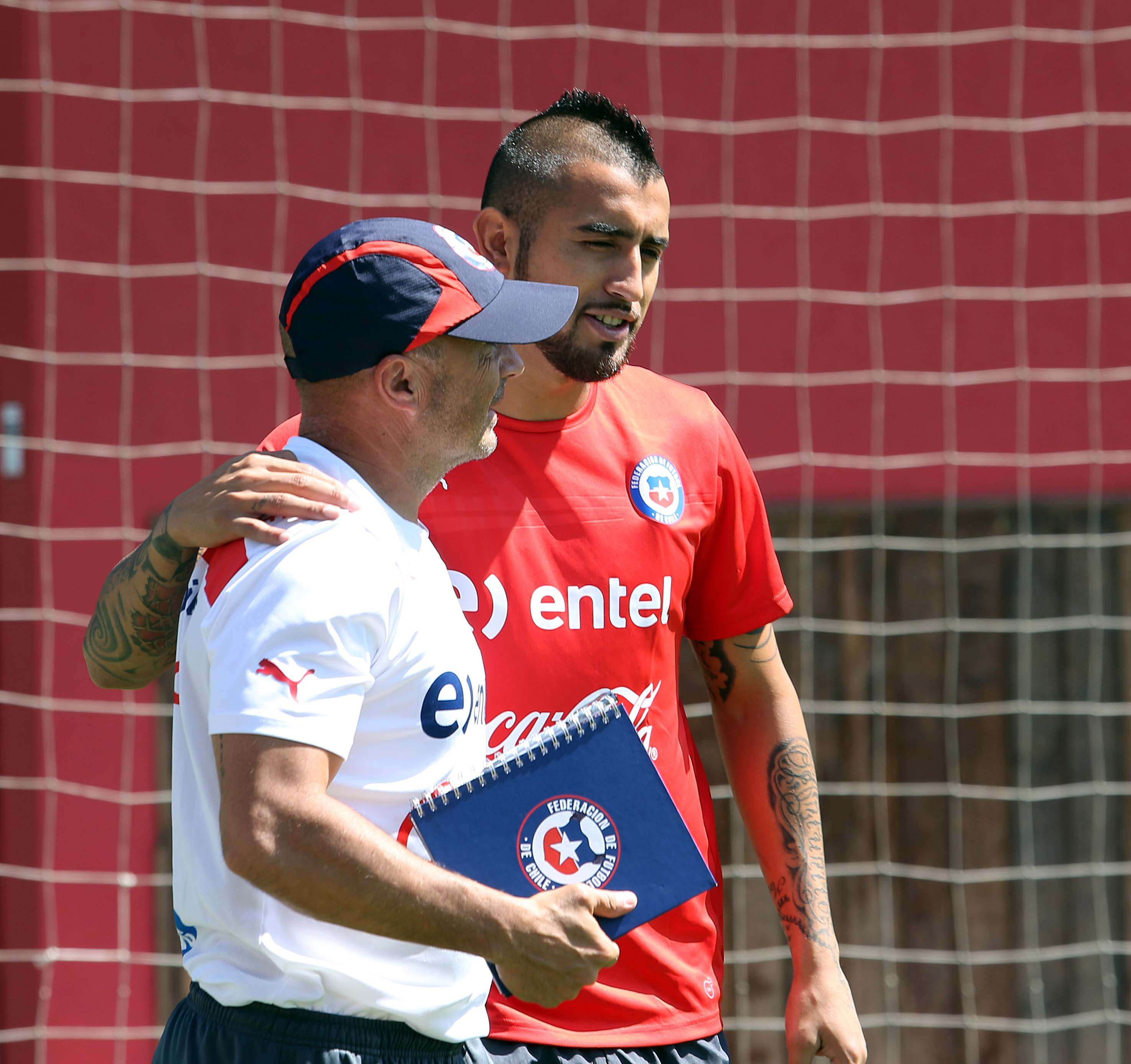 Arturo Vidal y Jorge Sampaoli.
