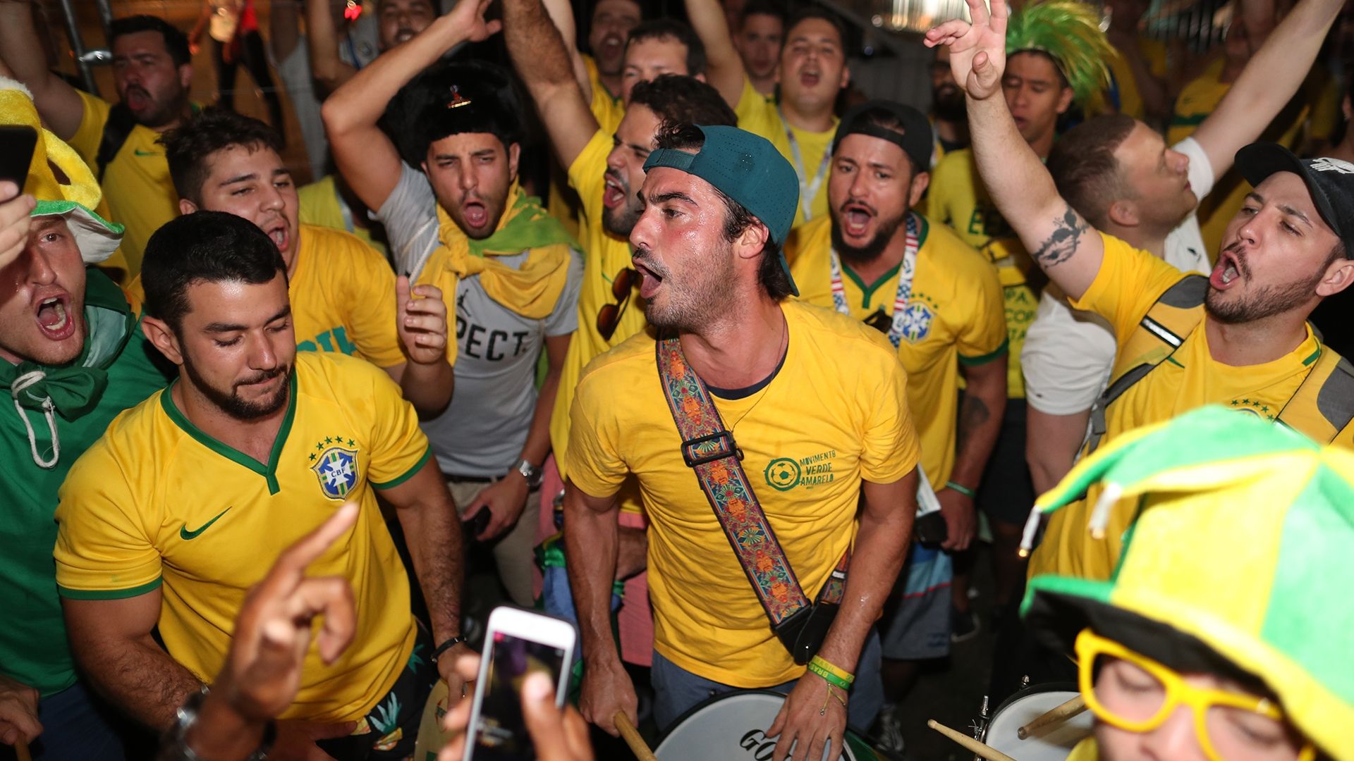 Torcida Brasil chegada Samara 30062018