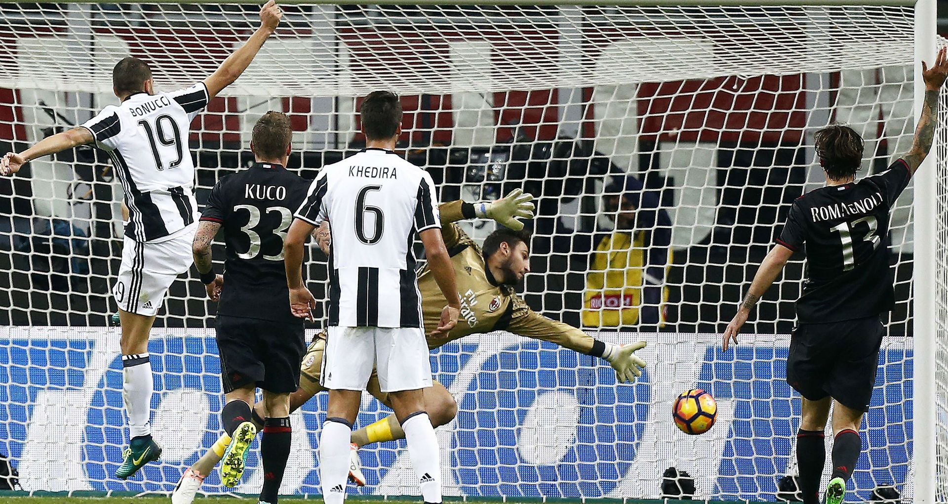 Gianluigi Donnarumma Serie A AC Milan v Juventus 221016
