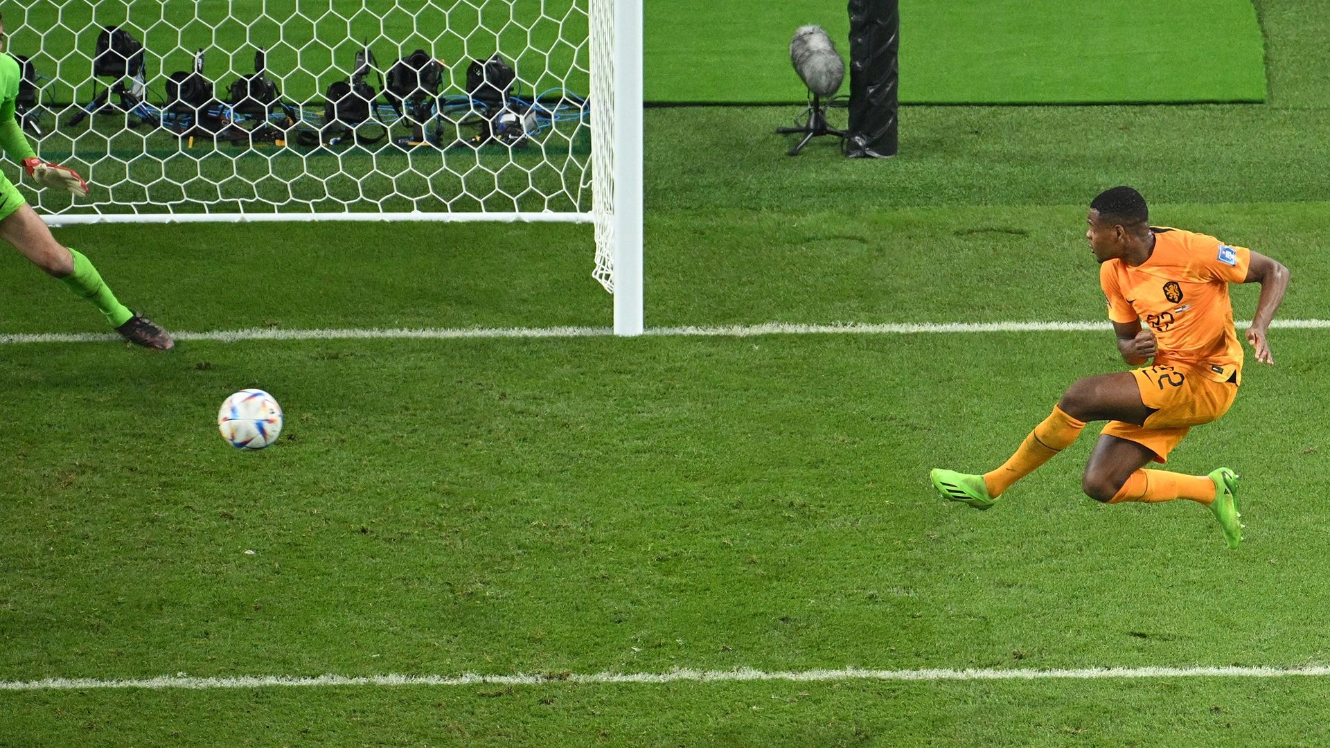 Denzel Dumfries volley Netherlands USA 2022 World Cup