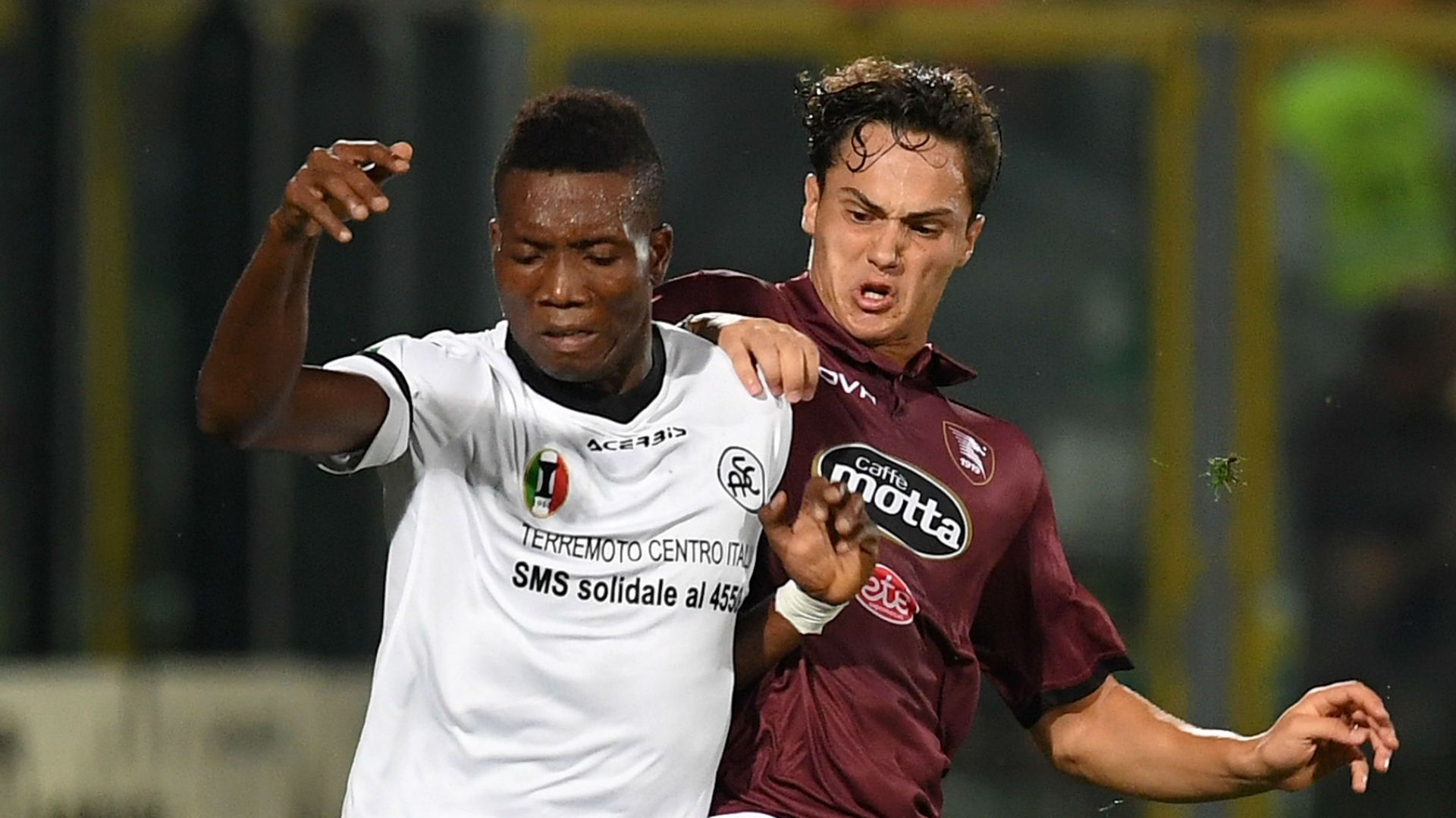 David Okereke (L) of AC Spezia is challenged by Valerio Mantovani of US Salernitana during the Serie B match between AC Spezia and US Salernitana