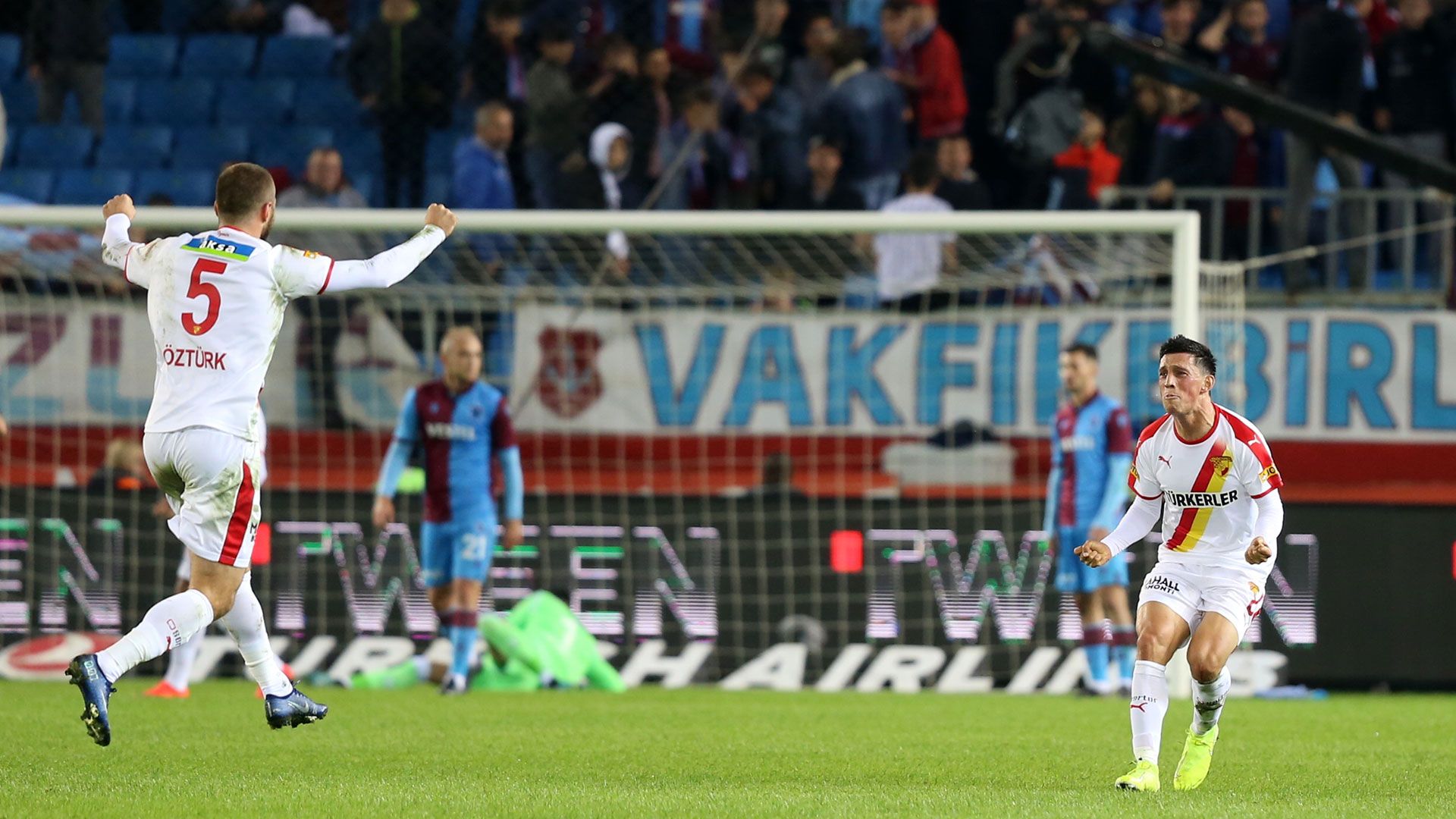 Trabzonspor Goztepe Goal Celebration 11022019