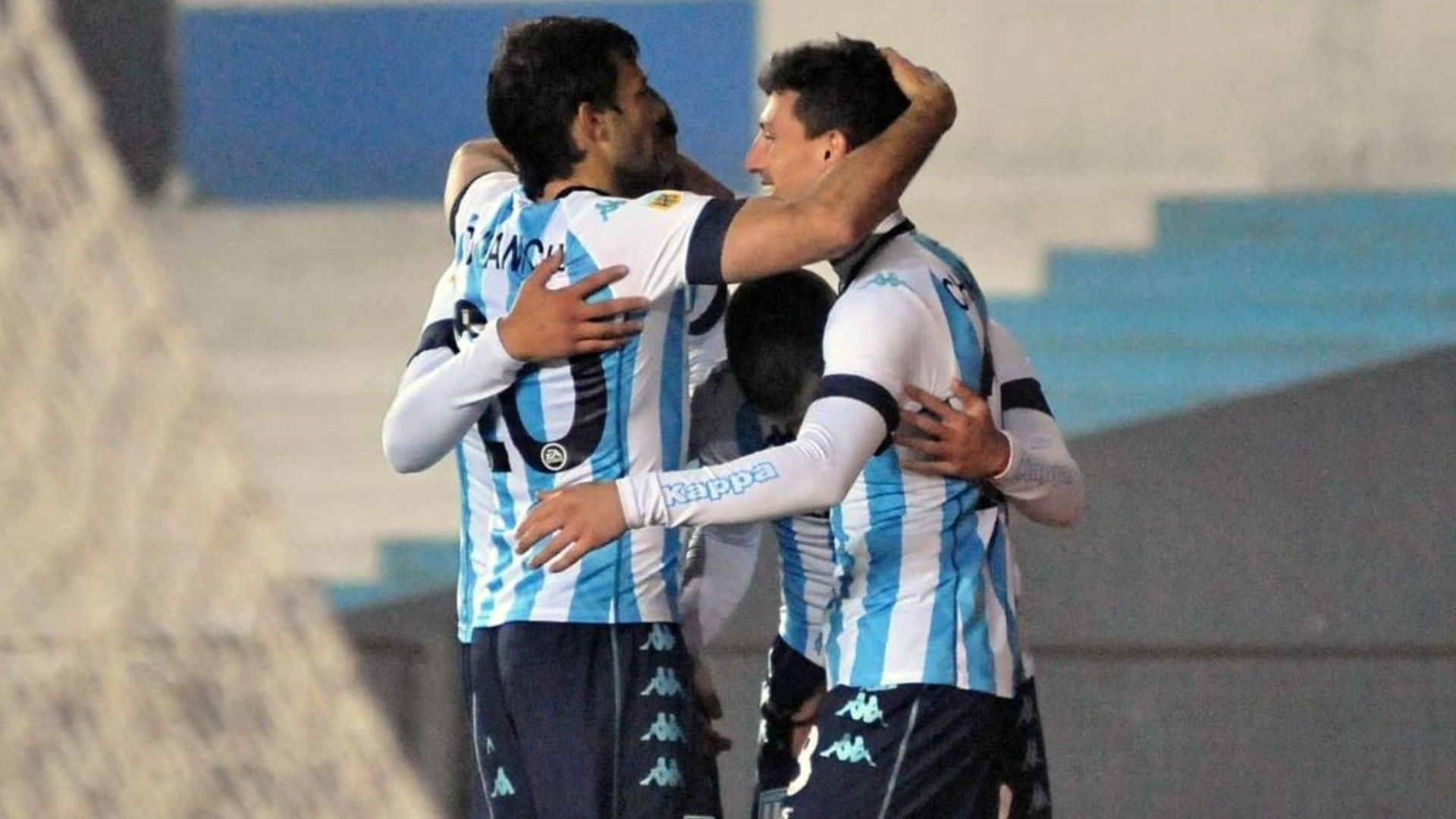 Jugadores de racing celebran un gol en el Torneo de la Liga Profesional 2021