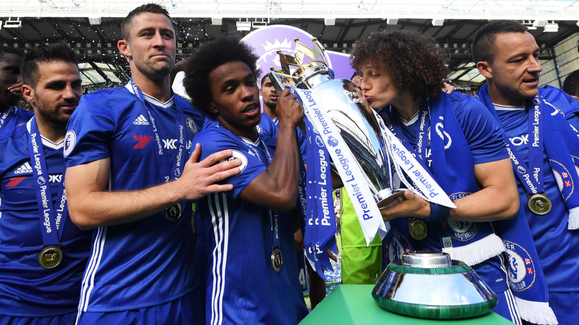 Willian Chelsea Premier League trophy