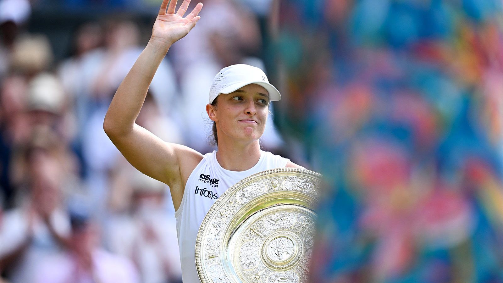 iga swiatek wimbledon 2025 trophy