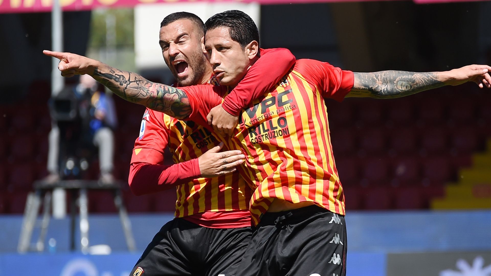 Lapadula celebrating Benevento Cagliari Serie A