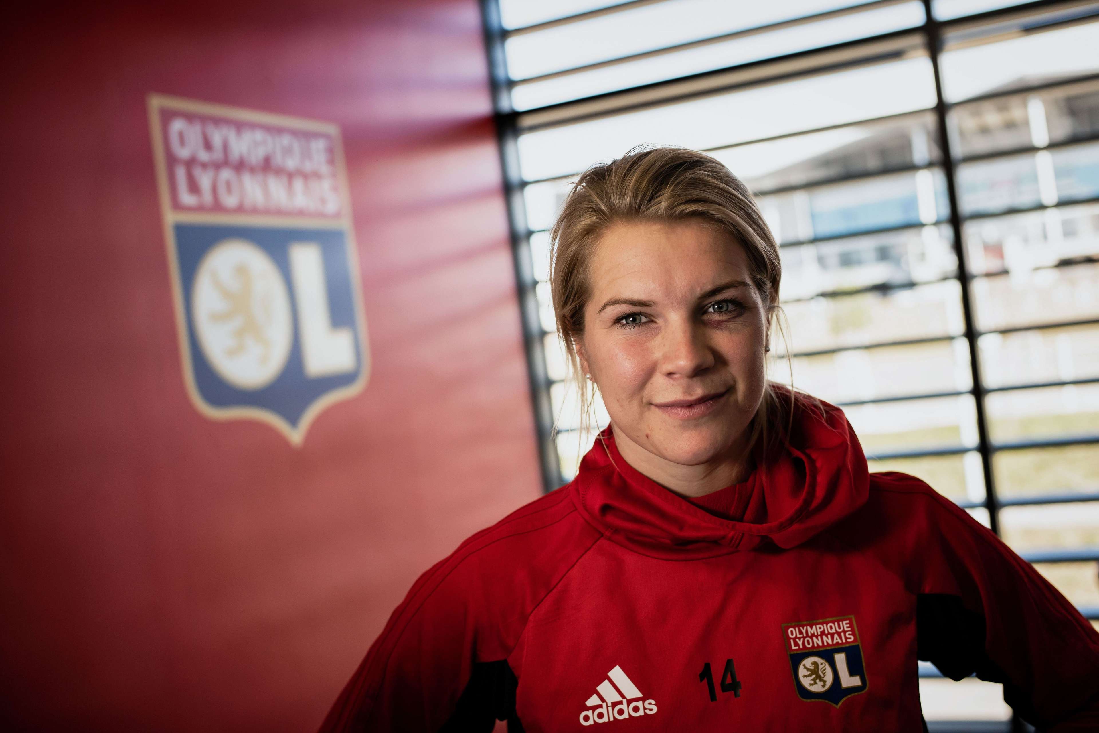 Ada Hegerberg, do Lyon, posa para foto