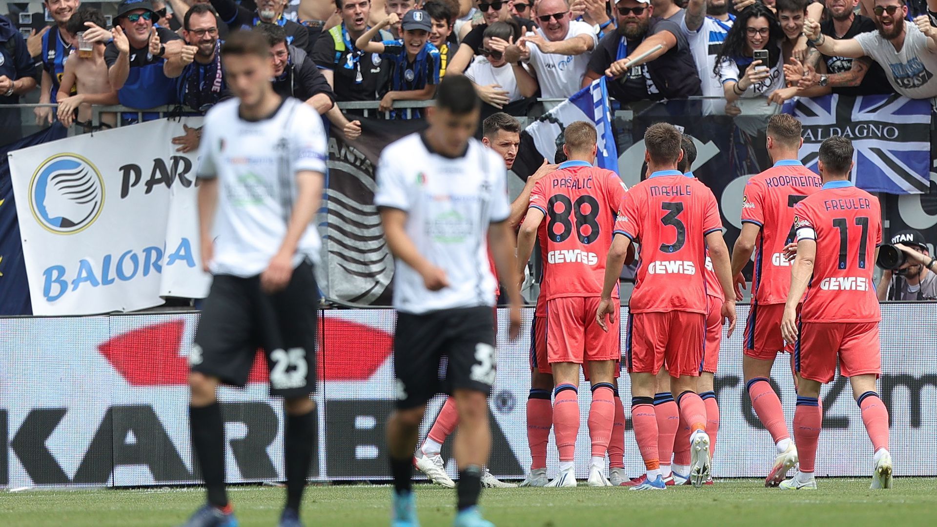 Atalanta players celebrating Spezia Atalanta Serie A