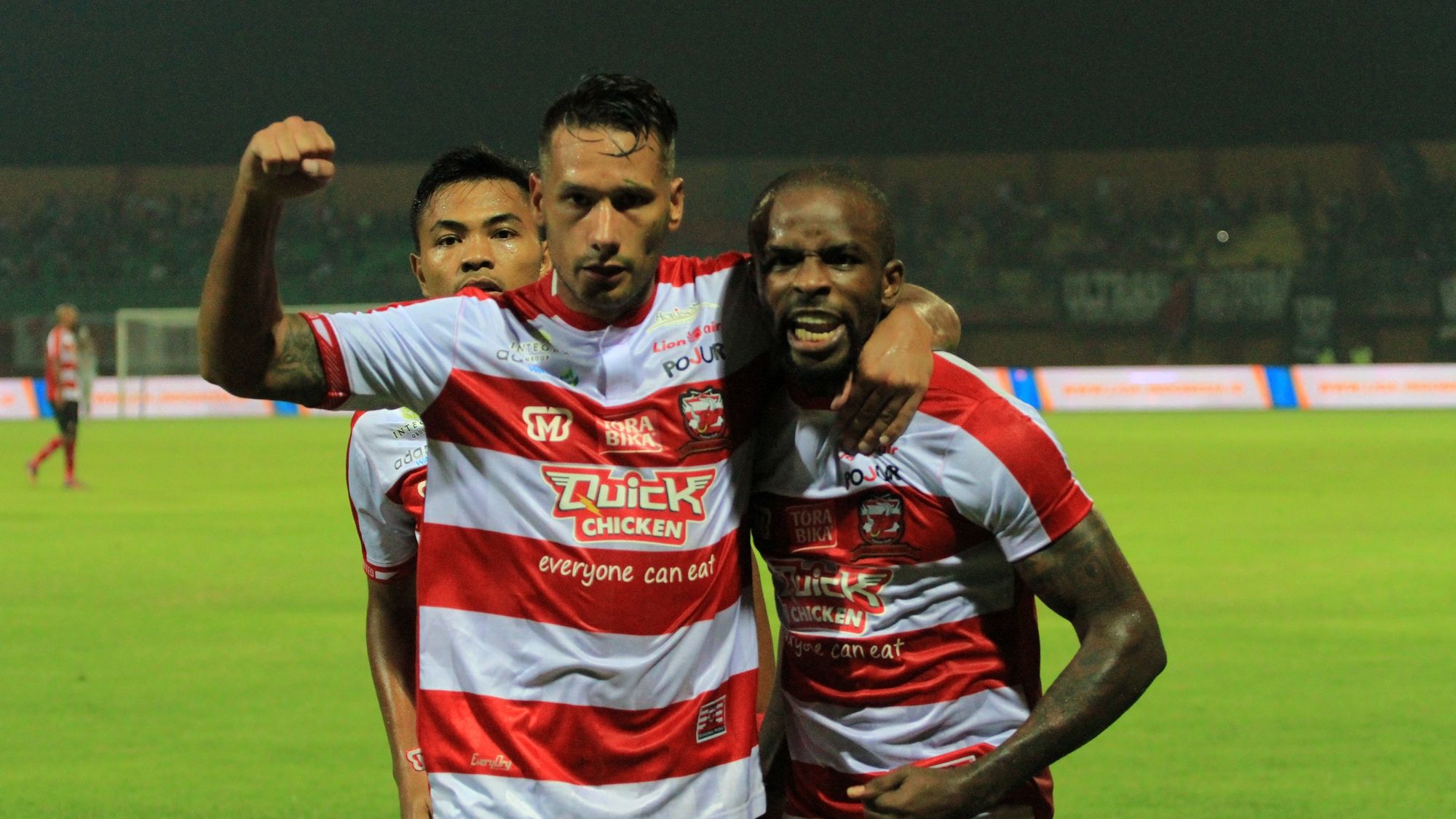 Raphael Maitimo & Greg Nwokolo - Selebrasi Madura United