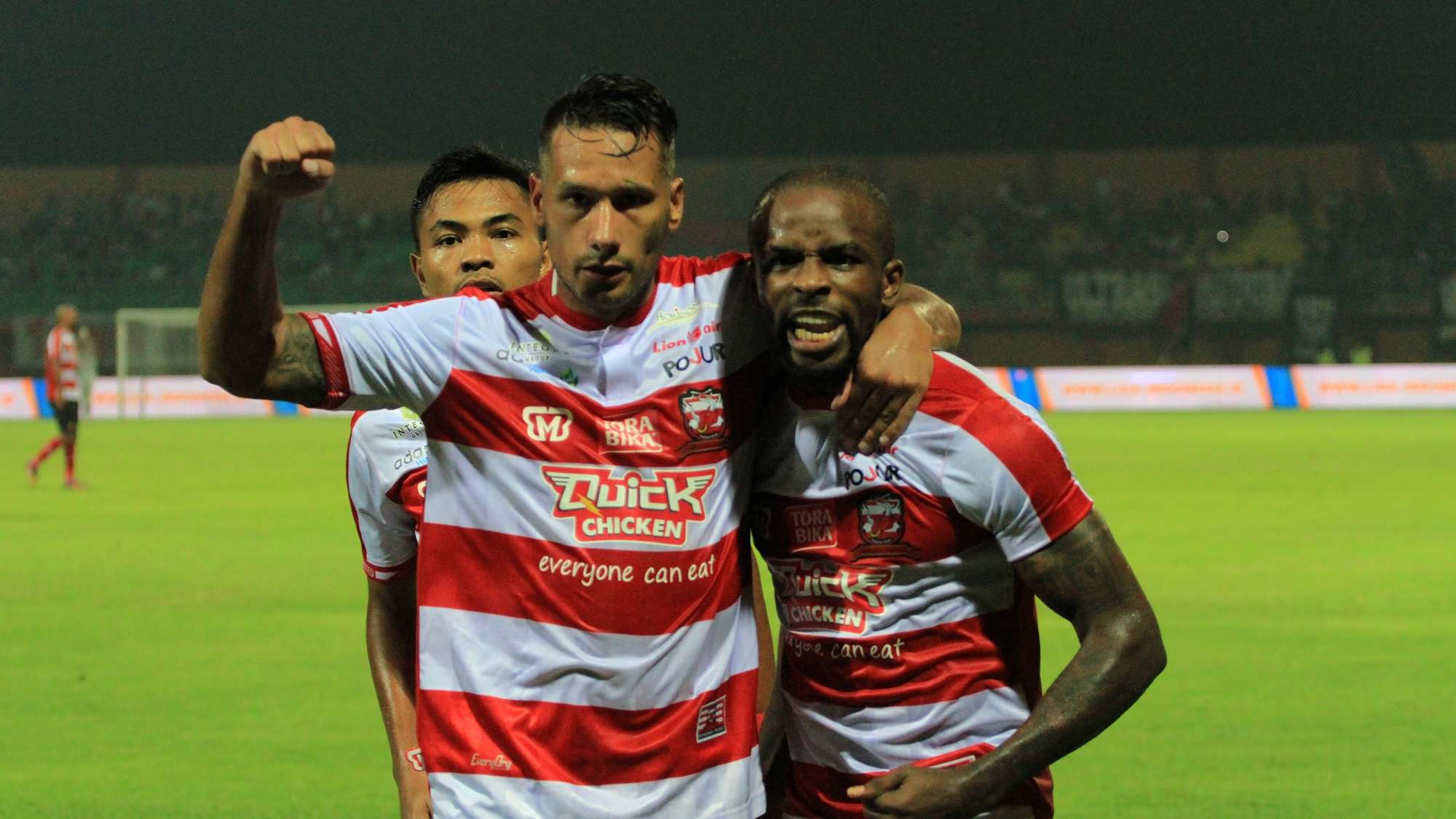 Raphael Maitimo & Greg Nwokolo - Selebrasi Madura United