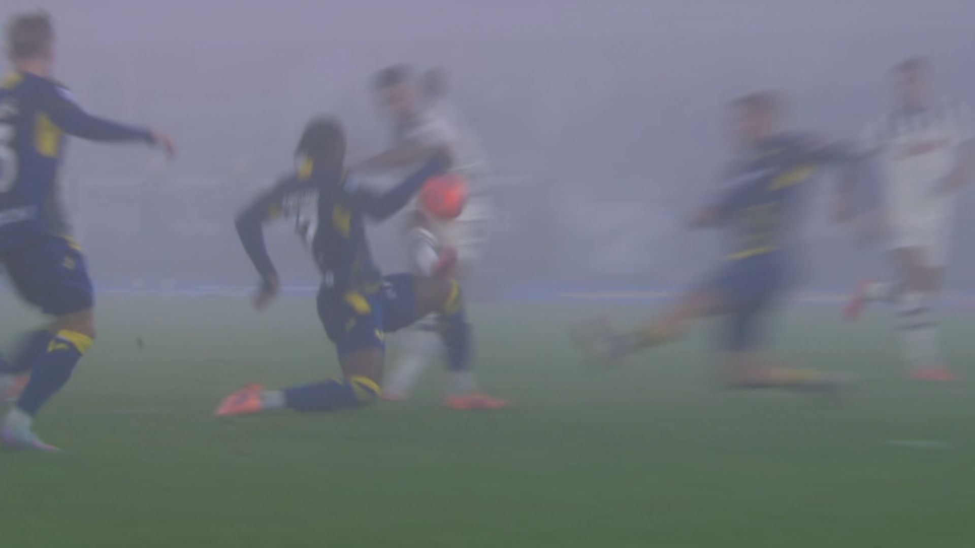 Bella-Kotchap Scamacca moviola Verona Atalanta 06122025