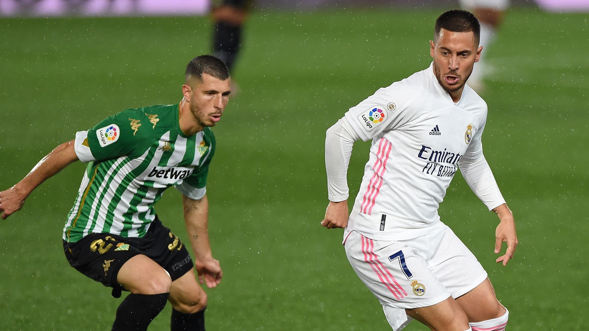 Guido Rodríguez y Benzema en el Betis vs. Real Madrid