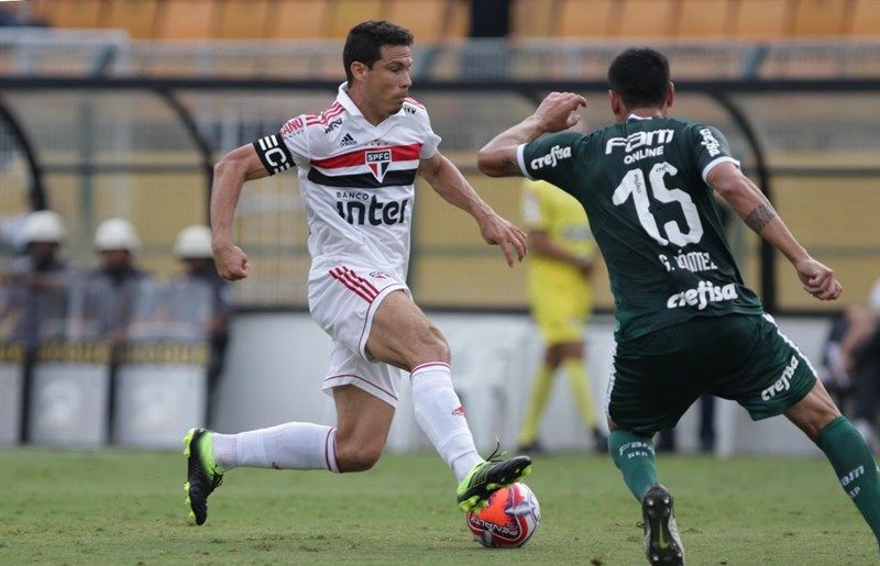 Hernanes disputa bola na derrota para o Palmeiras