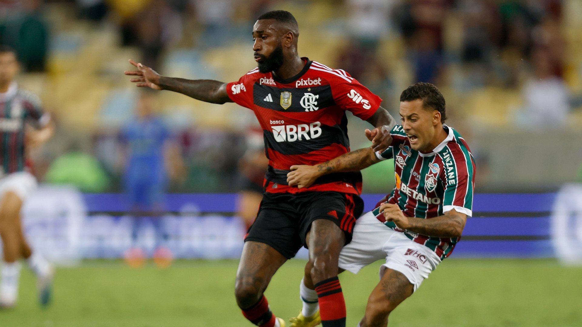 Gerson e Guga disputam a bola durante Flamengo x Fluminense, pelas oitavas de final da Copa do Brasil 2023