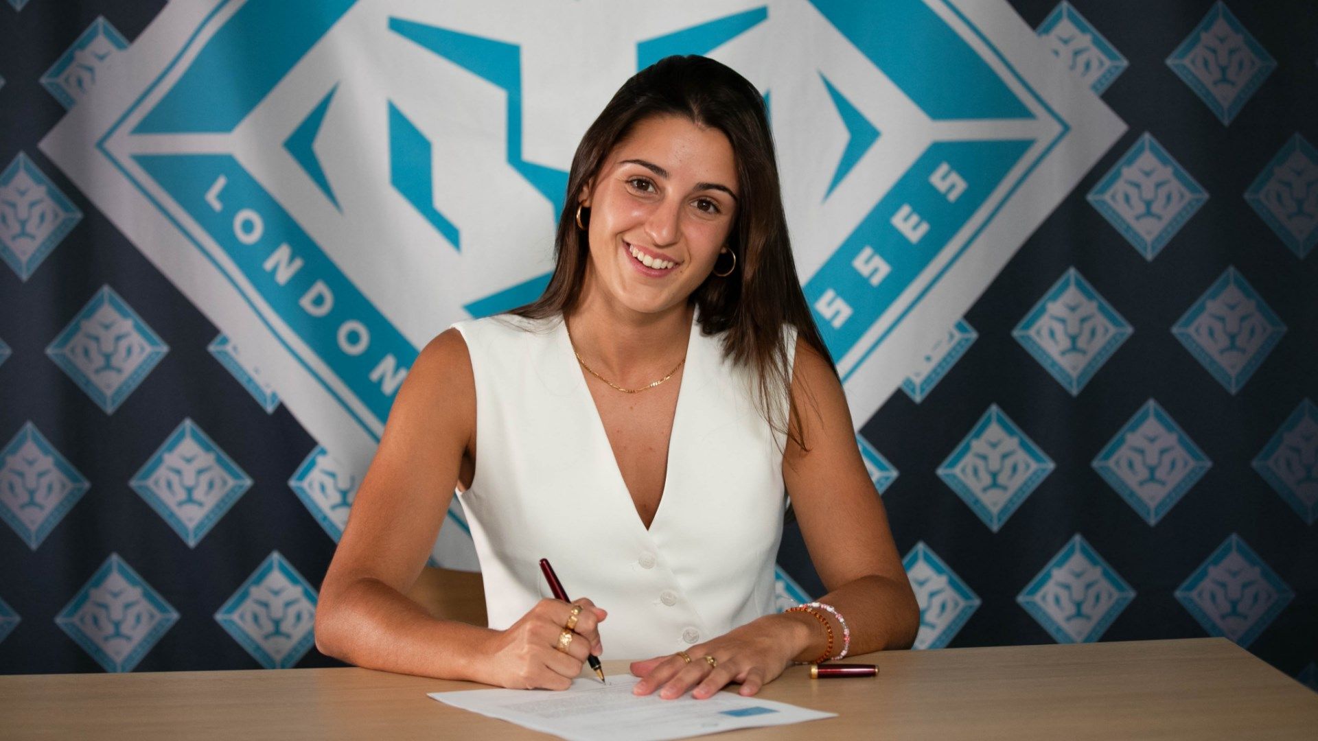 Jana Fernandez London City Lionesses signing 2025