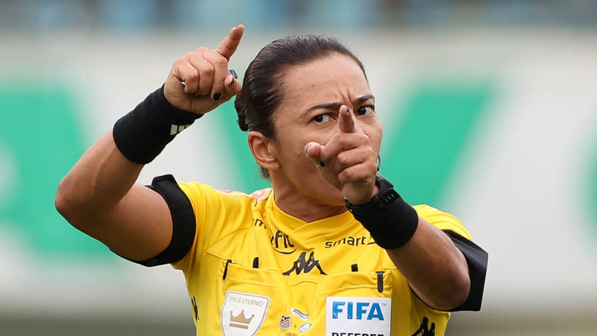 A árbitra Edina Alves Batista na partida Água Santa x Palmeiras, pela final do Paulistão 2023