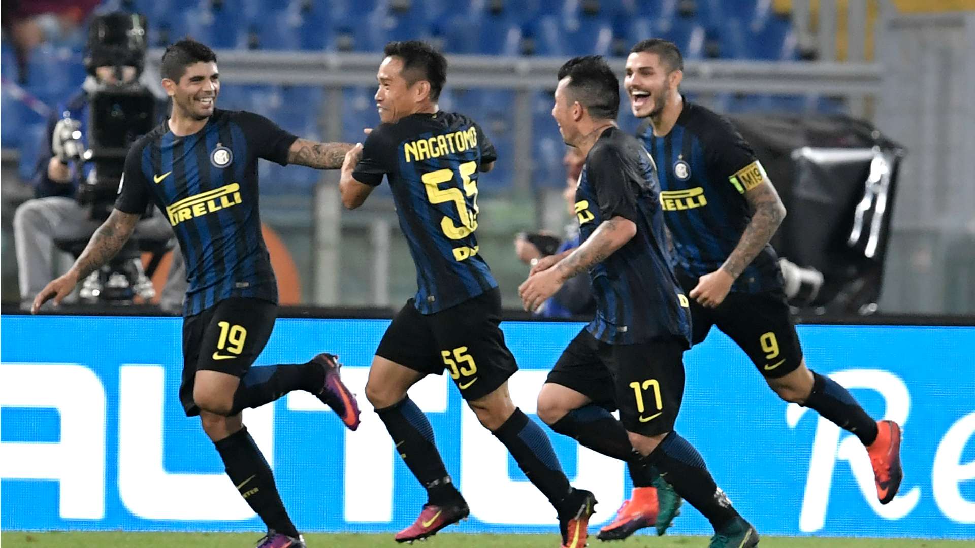 Ever Banega  celebrates his scoring with teammates Roma Inter Serie A 02102016