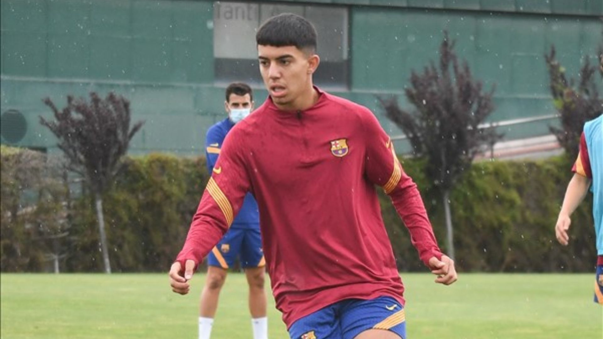 Ilias Akhomach durante un entrenamiento con el Barcelona