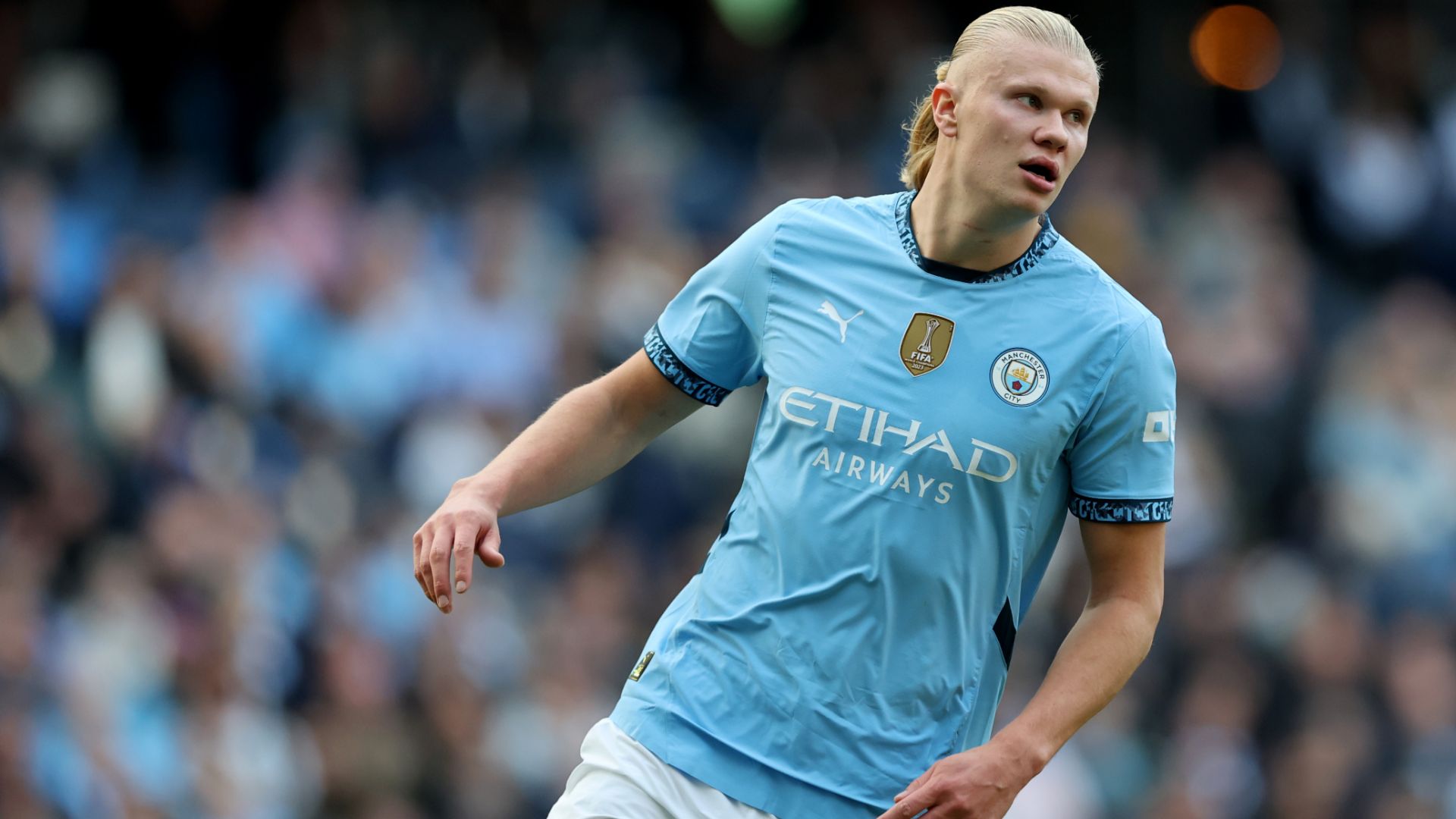 هالاند لا يتوقف عن العطاء داخل وخارج الملعب!