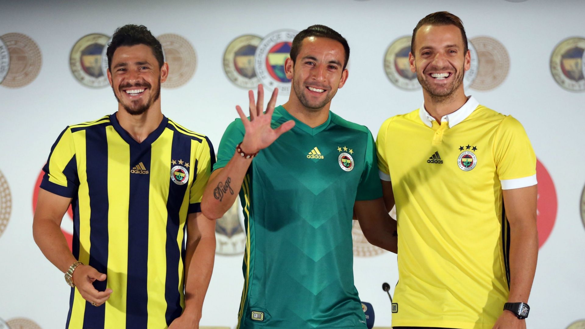 Giuliano Mauricio Isla Roberto Soldado Fenerbahce