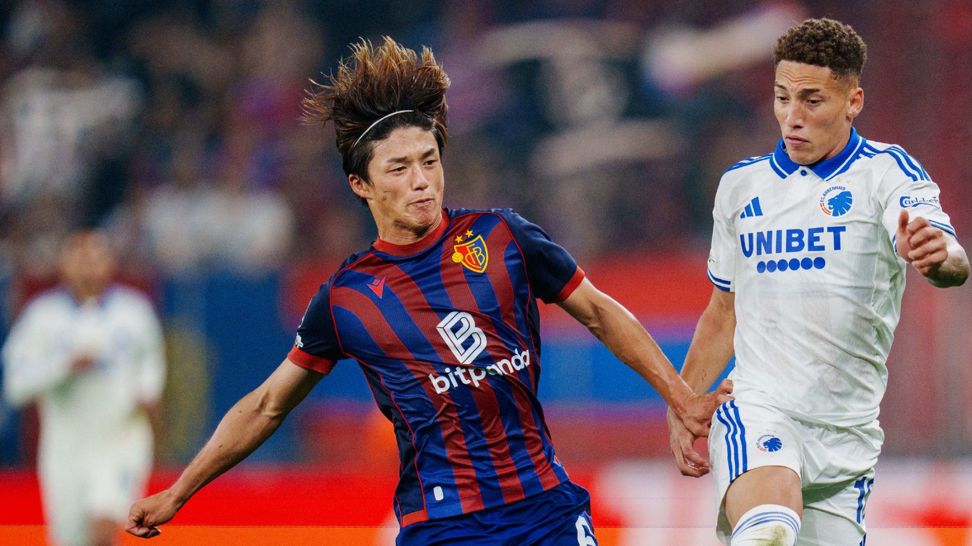  FCK's Brazilian forward Robert (R) fights for the ball with FC Basel's Japanese defender Keigo Tsunemoto