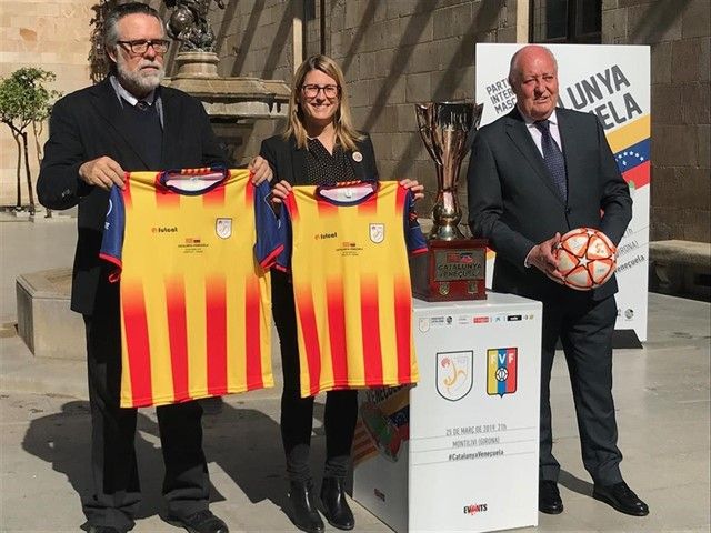 Los dirigentes de la selección catalana, en la presentación del partido contra Venezuela.
