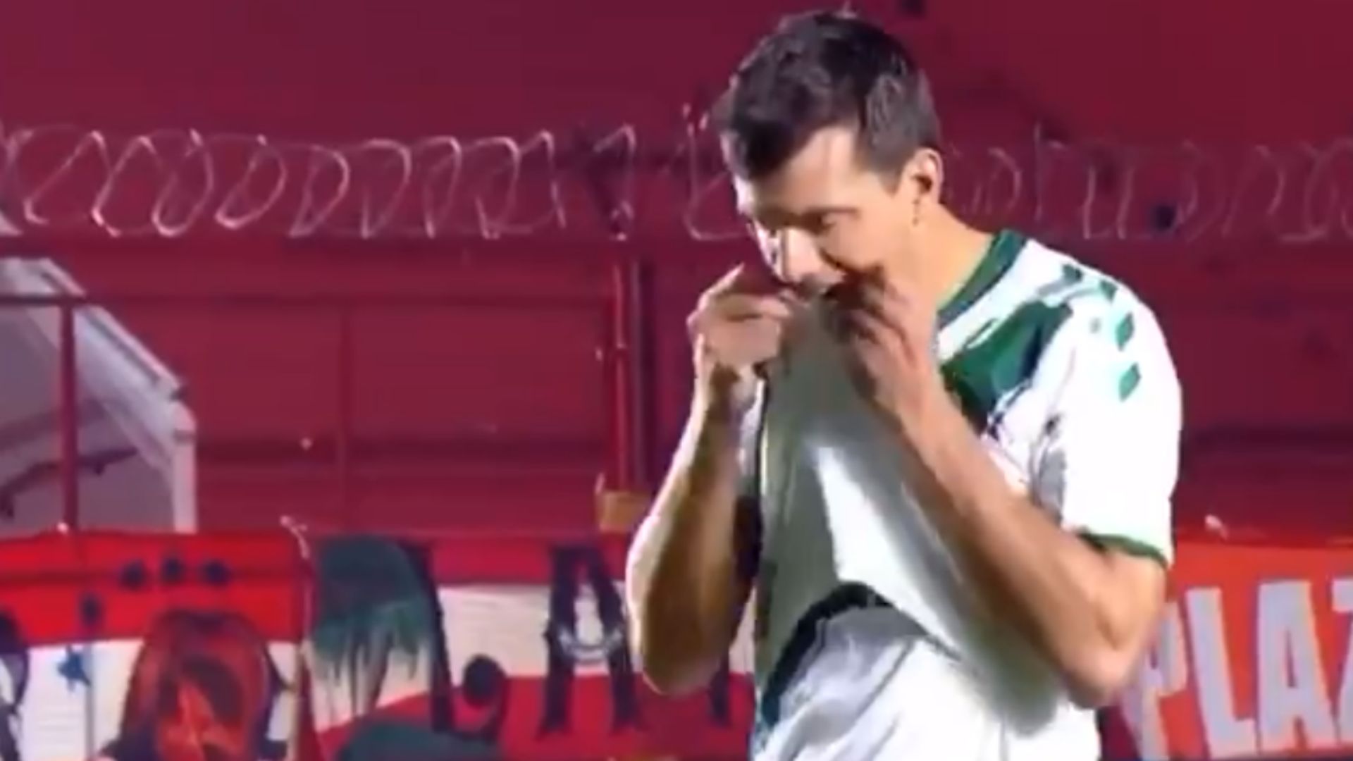 CAPTURA Renato Civelli Argentinos Banfield Superliga homenaje Tata Brown