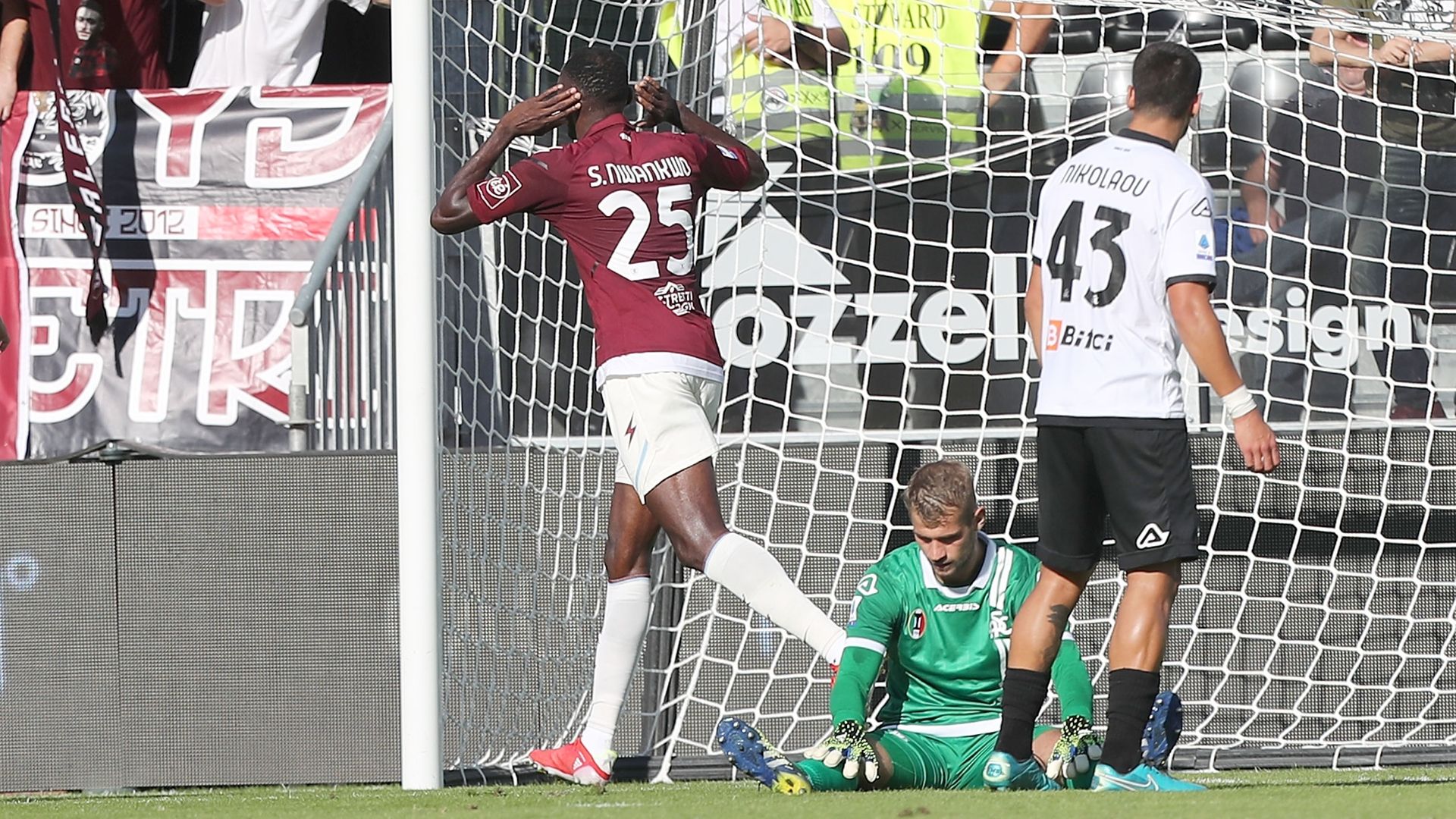 Simy celebrating Spezia Salernitana Serie A