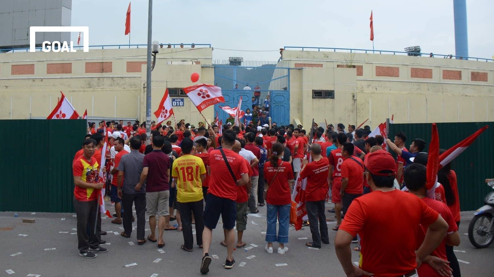 CĐV Hải Phòng hành quân đến Cẩm Phả 8/9