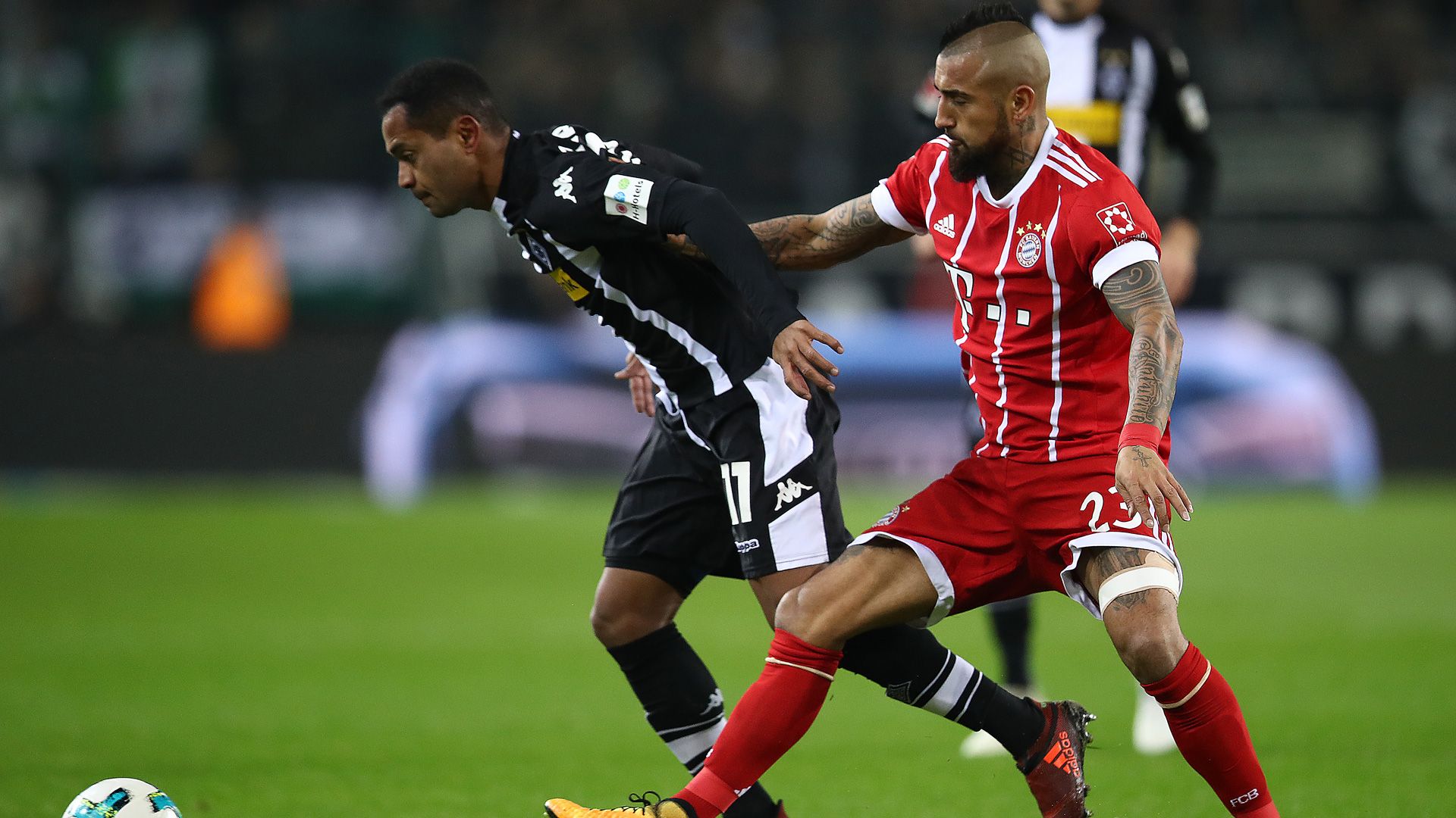 Raffael Arturo Vidal FC Bayern Gladbach Bundesliga 1117