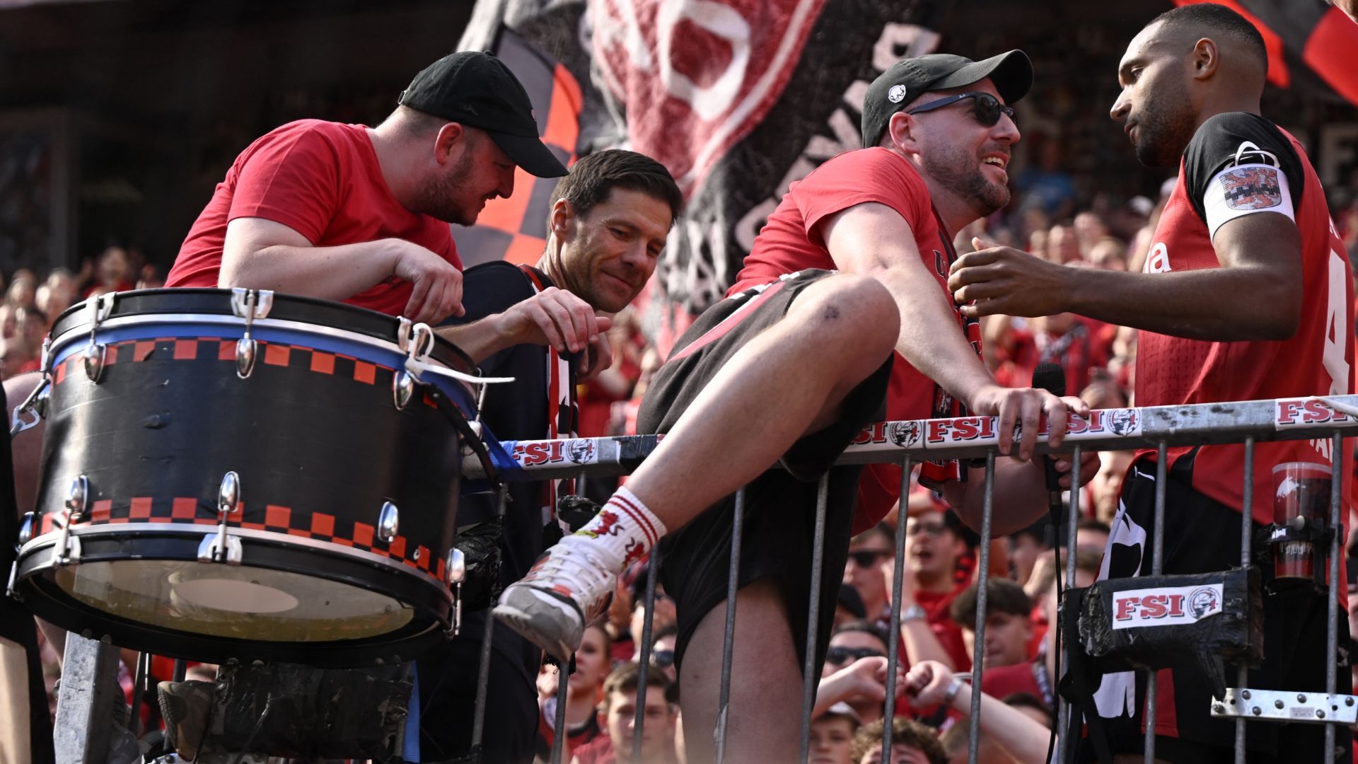 Xabi Alonso Bayer Leverkusen fans 2024-25