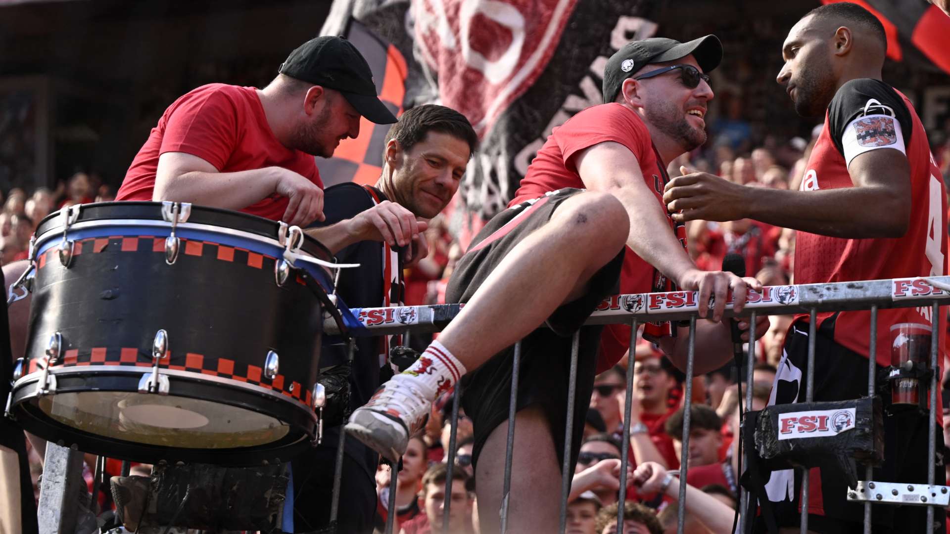 Xabi Alonso Bayer Leverkusen fans 2024-25