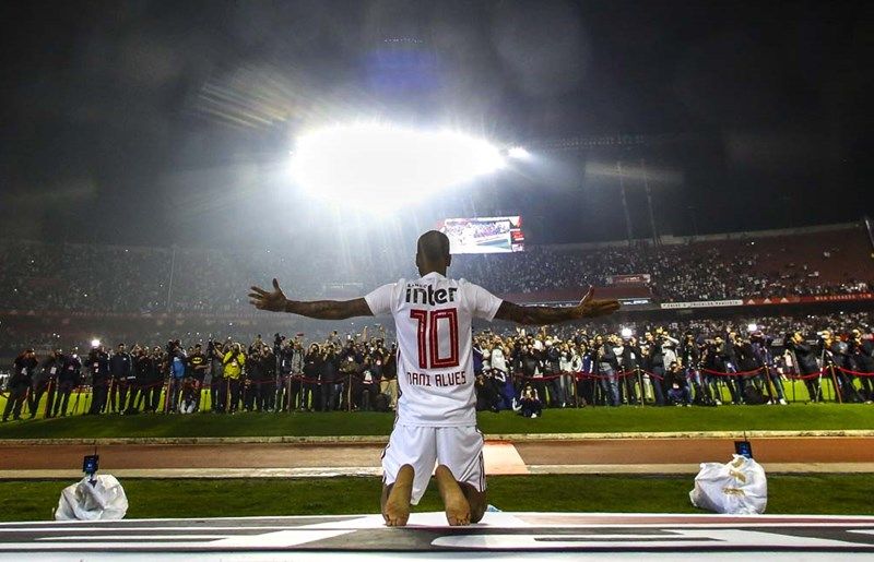 Dani Alves festeja escudo do São Paulo