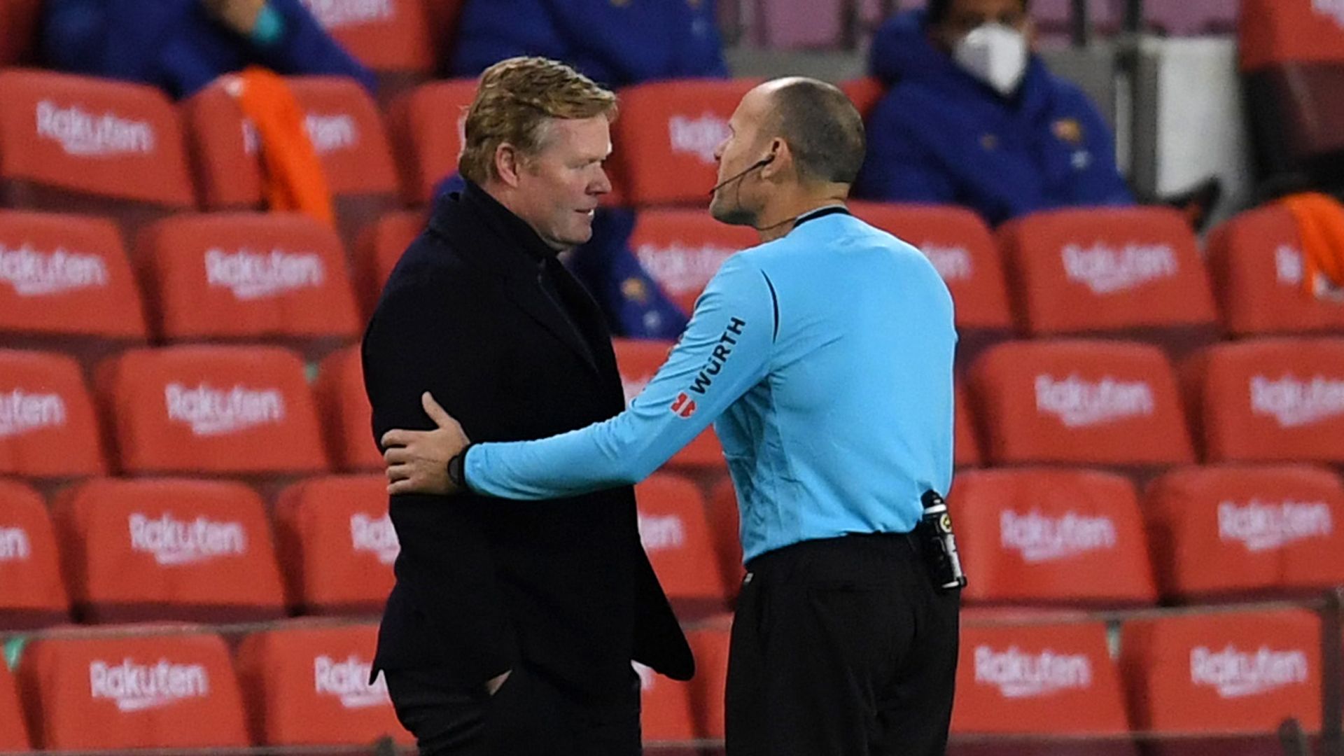 Koeman y Mateu Lahoz (entrenador del Barcelona con el árbitro)