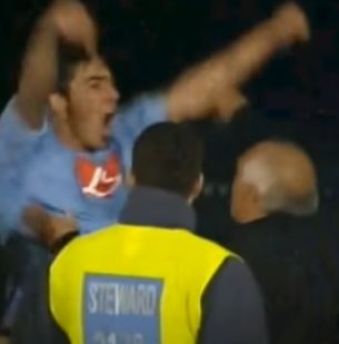Lavezzi esultanza Cagliari-Napoli