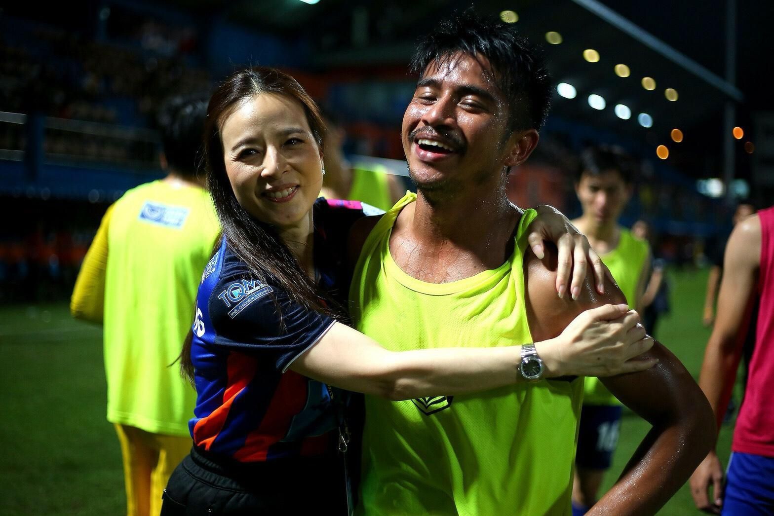 นวลพรรณ ล่ำซำ และ ธนา ชะนะบุตร