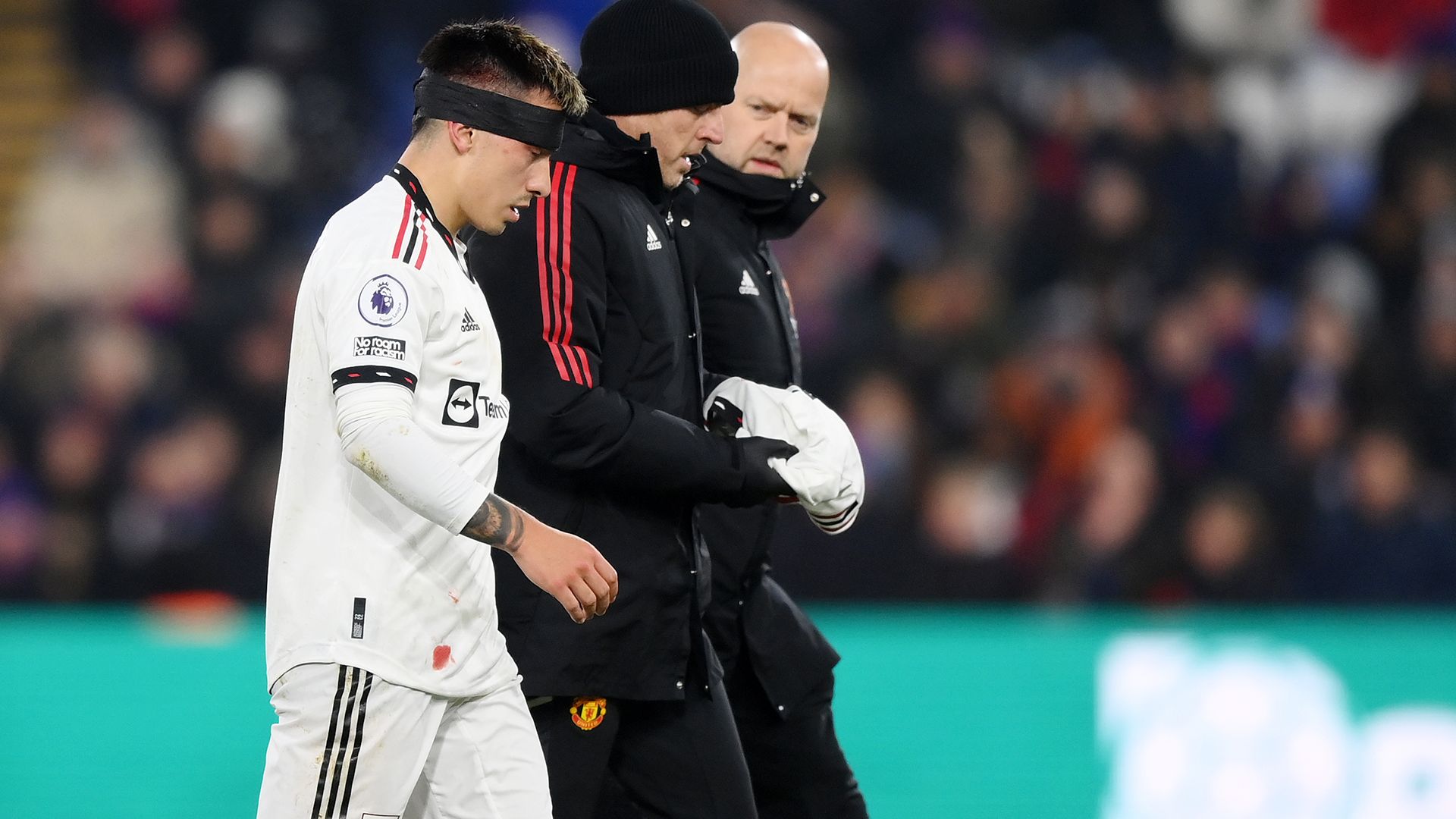 Lisandro Martinez bandage Manchester United Palace 2022-23